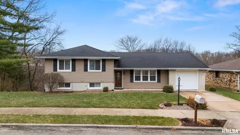 3340 W Lexington Ct, Peoria, IL 61615
