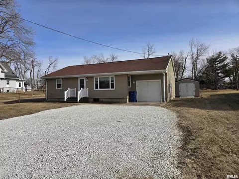 207 N 1st St, La Harpe, IL 61450