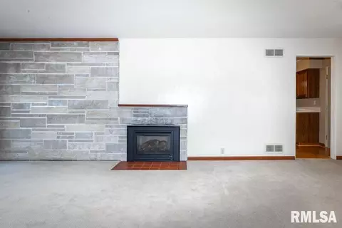 Living - 2110 E Taylor St, Bloomington, IL 61701 photo 3 of 7