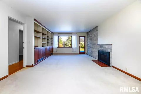 Living - 2110 E Taylor St, Bloomington, IL 61701 photo 2 of 7