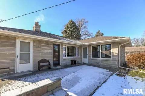 Exterior - 2110 E Taylor St, Bloomington, IL 61701 photo 4 of 5