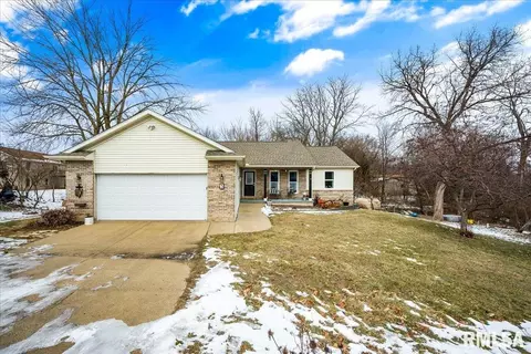 3 Avon Ct, Mackinaw, IL 61755