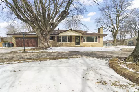 3131 Edgewater Dr, Pekin, IL 61554