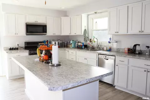 Kitchen - 252 Grimm Rd, Congerville, IL 61729 photo 2 of 8