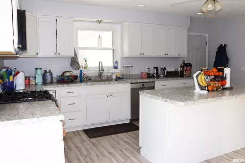 Kitchen - 252 Grimm Rd, Congerville, IL 61729 photo 8 of 8