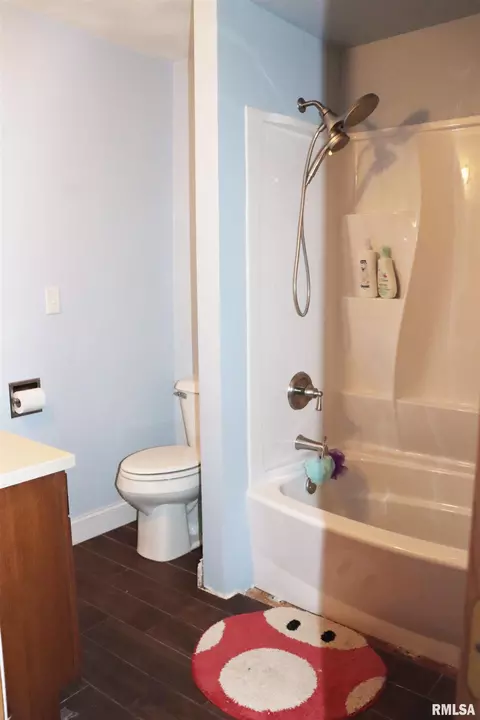 Bath - 252 Grimm Rd, Congerville, IL 61729 photo 1 of 6