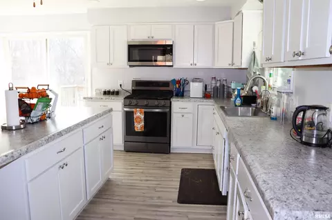 Kitchen - 252 Grimm Rd, Congerville, IL 61729 photo 5 of 8