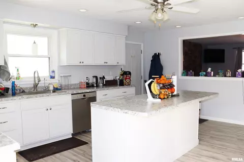 Kitchen - 252 Grimm Rd, Congerville, IL 61729 photo 6 of 8