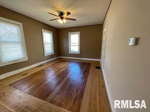Living - 809 S Mcarthur St, Macomb, IL 61455 photo 3 of 5