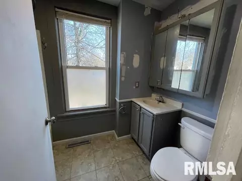 Bath - 809 S Mcarthur St, Macomb, IL 61455 photo 1 of 2