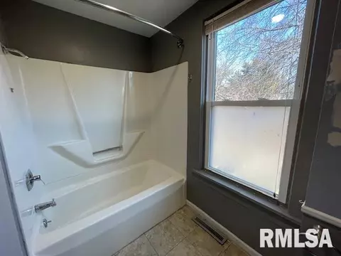 Bath - 809 S Mcarthur St, Macomb, IL 61455 photo 2 of 2