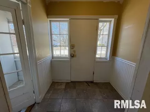 Entry Way - 809 S Mcarthur St, Macomb, IL 61455 photo 1 of 5
