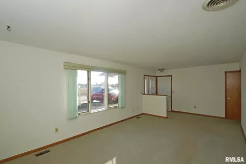 1541 E Myrtle St, Canton, IL 61520 photo 3
