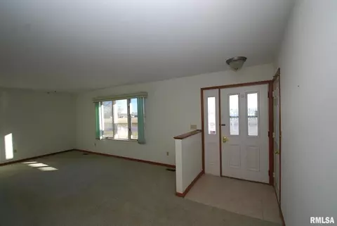 1541 E Myrtle St, Canton, IL 61520 photo 2