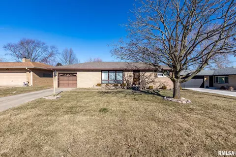 2209 Belmont Dr, Pekin, IL 61554
