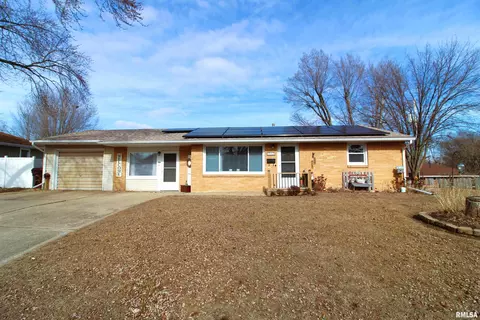 1513 Tennell Rd, Pekin, IL 61554