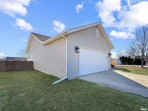 1502 Red Brook Ct, Metamora, IL 61548 photo 3