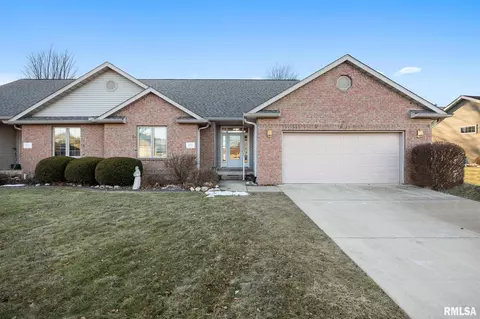113 Hickory Ln, Pekin, IL 61554