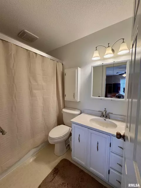 Bath - 195 Arlington Dr, Macomb, IL 61455 photo 2 of 3