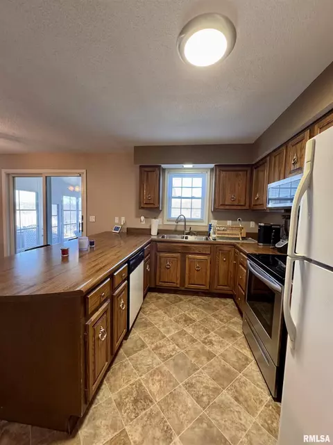 Kitchen - 195 Arlington Dr, Macomb, IL 61455 photo 4 of 5