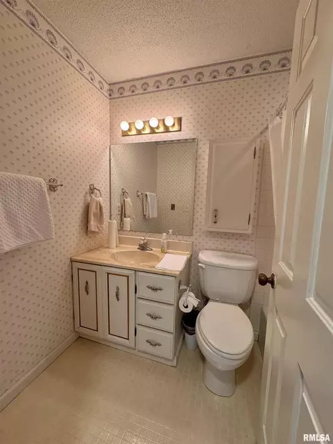 Bath - 195 Arlington Dr, Macomb, IL 61455 photo 1 of 3