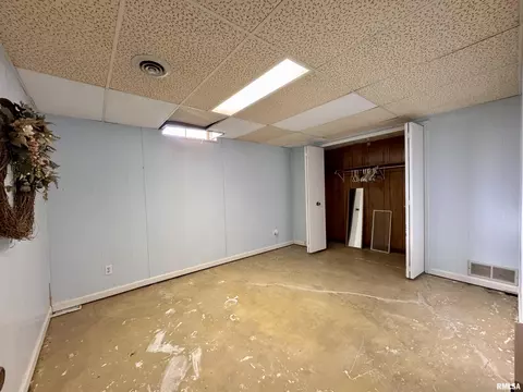Bedroom - 195 Arlington Dr, Macomb, IL 61455 photo 3 of 3