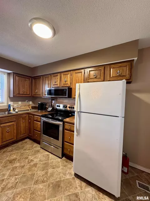 Kitchen - 195 Arlington Dr, Macomb, IL 61455 photo 5 of 5