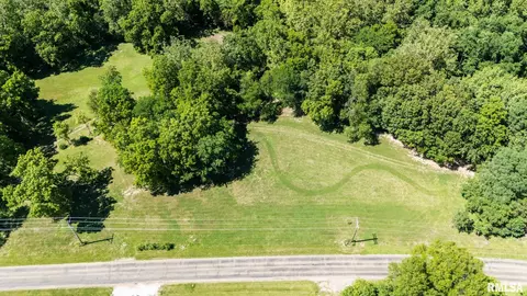 2627 Zion Oaks Rd, Pekin, IL 61554