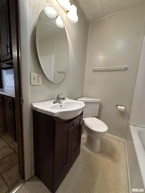 Bath - 1004 E Pierce St, Macomb, IL 61455 photo 2 of 5