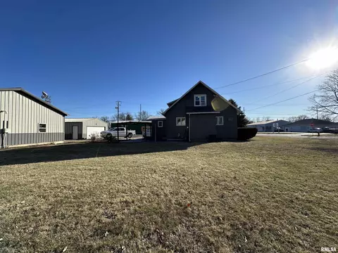 Exterior - 1004 E Pierce St, Macomb, IL 61455 photo 2 of 3
