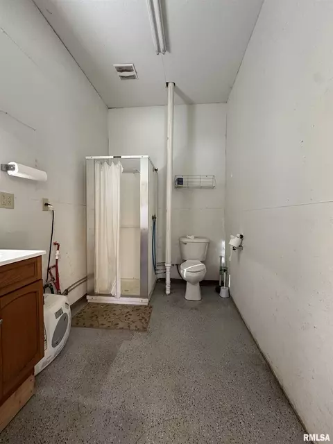 Bath - 1004 E Pierce St, Macomb, IL 61455 photo 5 of 5