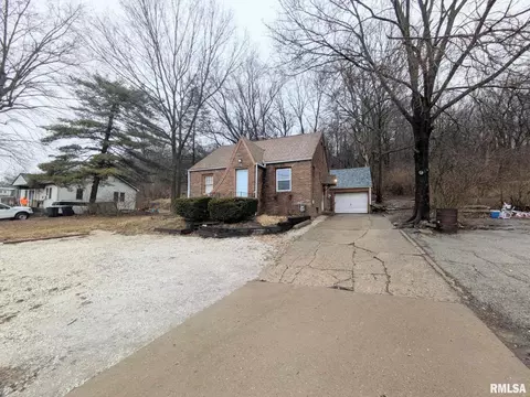 1905 E Washington St, East Peoria, IL 61611
