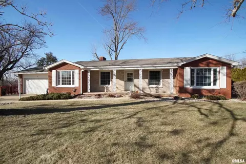 5007 N Woodview Ave, Peoria, IL 61614