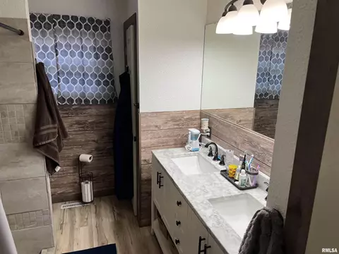 Bath - 308 N Sunset St, Manito, IL 61546 photo 1 of 4