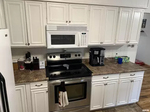 Kitchen - 308 N Sunset St, Manito, IL 61546 photo 2 of 2