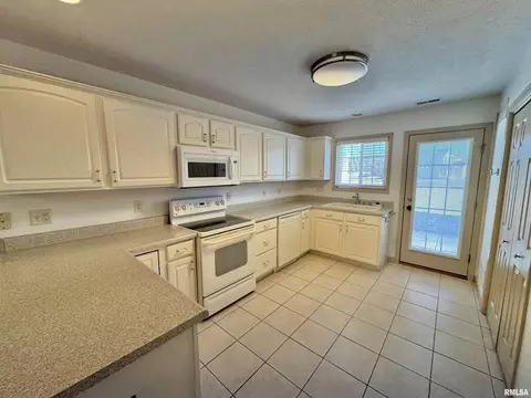 Kitchen - 2001 W Jubilee Ln, Dunlap, IL 61525 photo 2 of 4