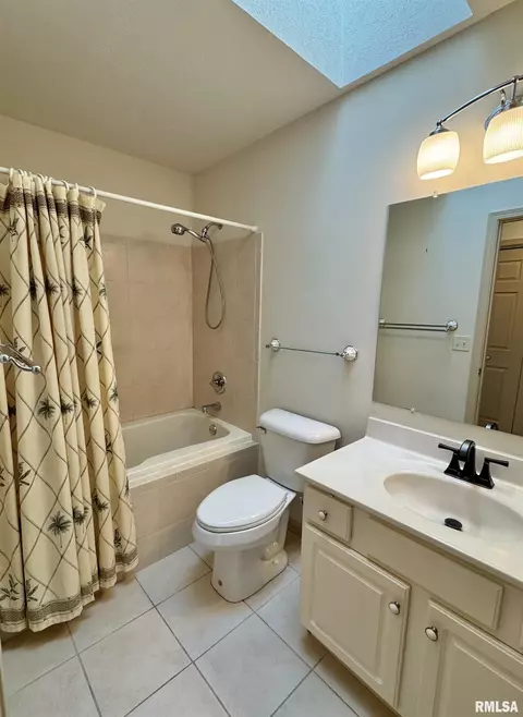 Bath - 2001 W Jubilee Ln, Dunlap, IL 61525 photo 2 of 2