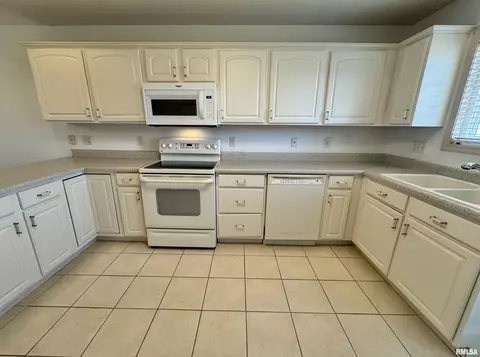Kitchen - 2001 W Jubilee Ln, Dunlap, IL 61525 photo 3 of 4