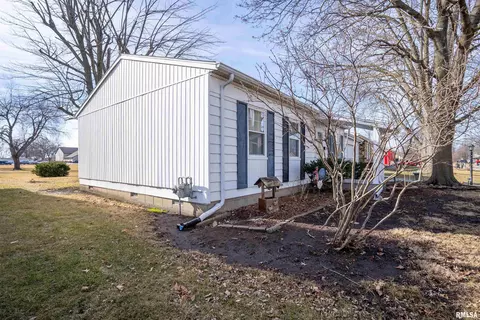 1324 E Locust St, Canton, IL 61520 photo 3