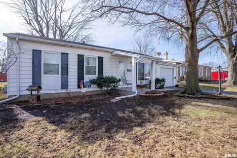 1324 E Locust St, Canton, IL 61520