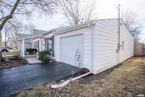 1324 E Locust St, Canton, IL 61520 photo 4