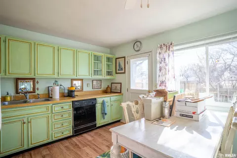 1324 E Locust St, Canton, IL 61520 photo 9