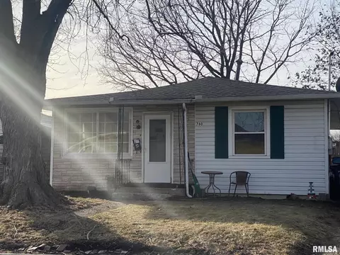 760 S 6th Ave, Canton, IL 61520