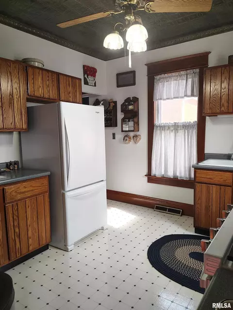 458 W Pine St, Canton, IL 61520 photo 15