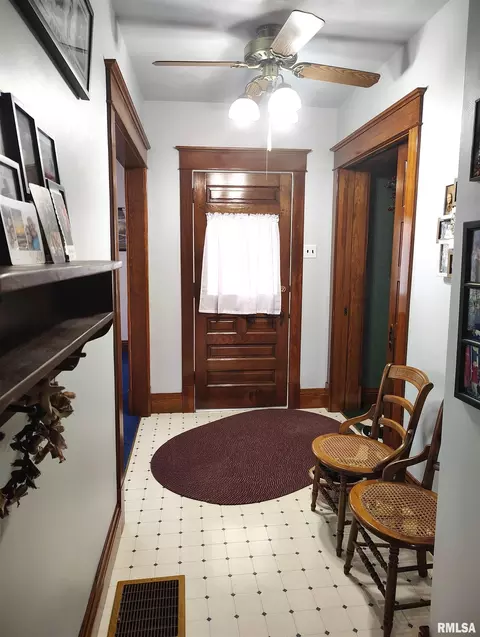 458 W Pine St, Canton, IL 61520 photo 3