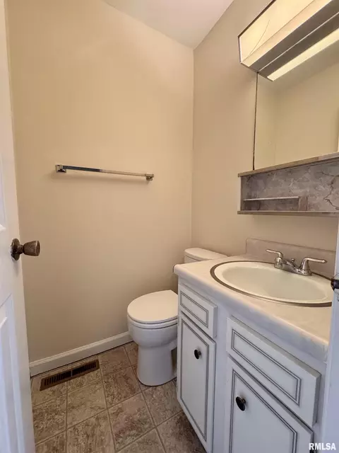 Bath - 165 Carriage Hl, Macomb, IL 61455 photo 1 of 3