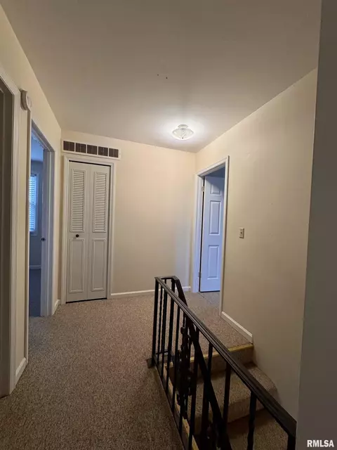 Entry Way - 165 Carriage Hl, Macomb, IL 61455 photo 2 of 2