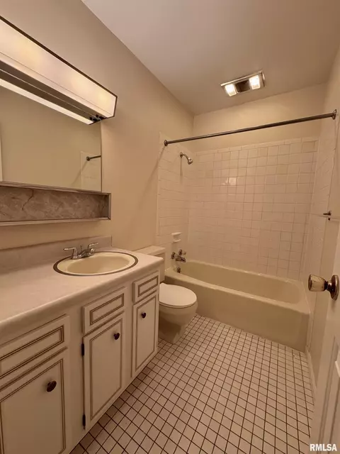 Bath - 165 Carriage Hl, Macomb, IL 61455 photo 3 of 3