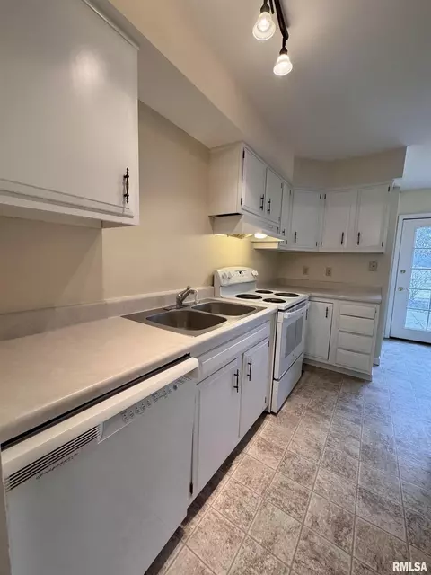 Kitchen - 165 Carriage Hl, Macomb, IL 61455 photo 3 of 4