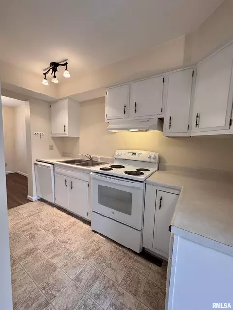Kitchen - 165 Carriage Hl, Macomb, IL 61455 photo 1 of 4